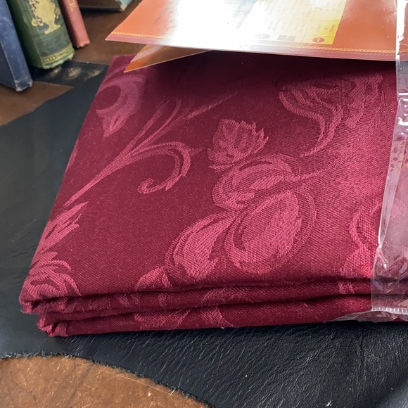 - - Linen-n-Things Red Oblong Table Cloth 60x104" NWT Autumn Harvest Damask - Picture 7 of 7